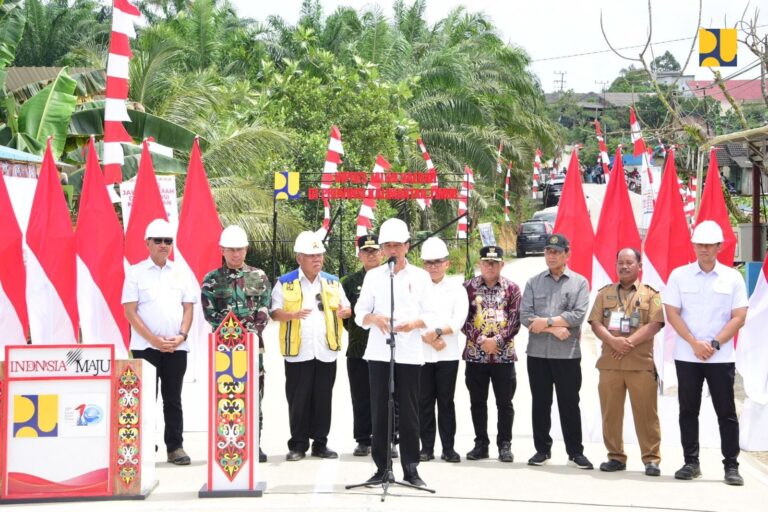 Menteri Basuki Dampingi Presiden Jokowi Resmikan 10 Ruas Inpres Jalan Daerah di Kalimantan Timur Senilai Rp561 Miliar.
