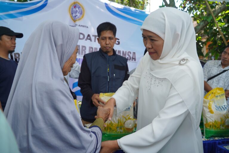 Khofifah Gelar Pasar Murah untuk Warga Lumajang, Jadi Upaya Tingkatkan Daya Beli Masyarakat di Bulan Ramadhan