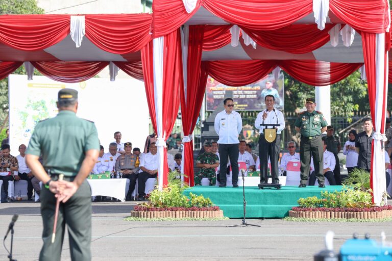 Bantu Petani Tungkatkan Produksi, Mentan Amran Salurkan Bantuan 200 Miliar di Jawa Timur