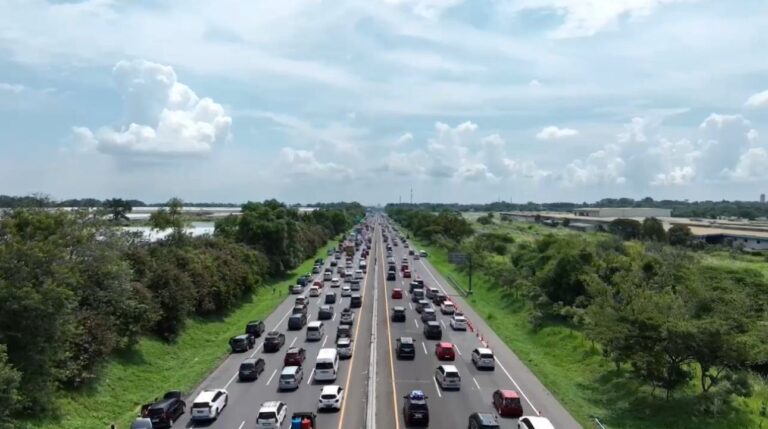 PT Jasamarga Transjawa Tol Imbau Pengguna Tol Jakarta-Cikampek Tidak Berhenti Sembarangan di Bahu Jalan