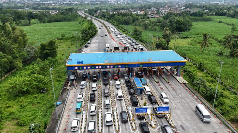 Volume Lalu Lintas Kendaraan di Sejumlah Gerbang Tol Utama Wilayah Trans Jawa Meningkat