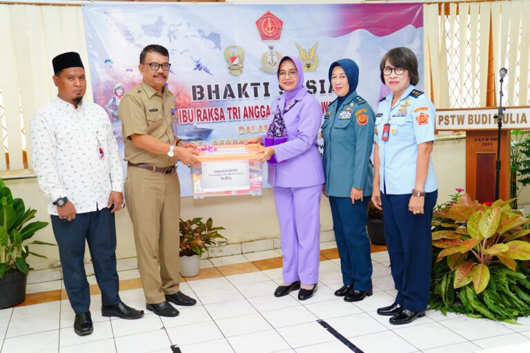 Ibu Raksa Tri Anggana Tantri Dan Wanita TNI Gelar Bhakti Sosial Di Panti Jompo
