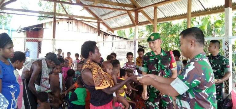 Dukung Program Penurunan Angka Stunting, Koramil 1710-07/Mapurujaya Mengecek Serta Berikan Tambahan Makanan Secara Bertahap Kepada Anak Dan Balita