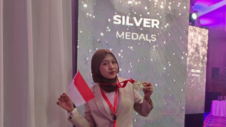 Siswi MAN 1 Yogyakarta Raih Silver Medal I-FEST 2024 di Tunisia