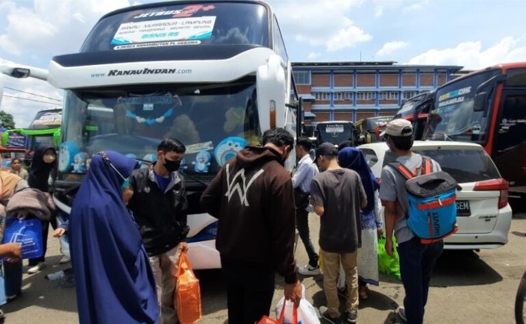 Sabar Menanti Berjam-jam, Ratusan Perantau Tertahan di Terminal Induk Kota Bekasi