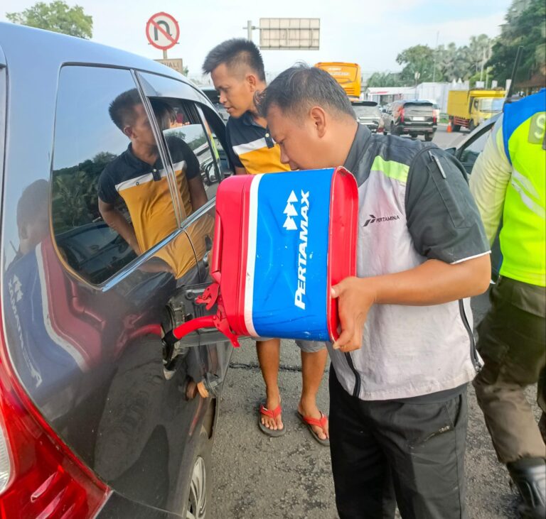 Mogok kehabisan Bensin di Tol, Motorist Pertamina Gercep Kirim BBM ke lokasi