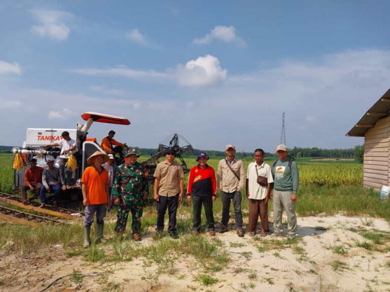 Kolaborasi Densus 88 dan Kementan, Panen Padi Gogo Jelang Lebaran