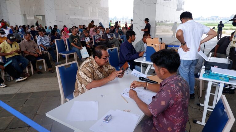 Berbondong-bondong, 199 Warga Penggarap Lahan UIII Terima Santunan