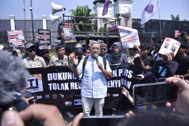 Massa Aksi Jurnalis Tolak RUU Penyiaran, Farhan: Jaga Demokrasi
