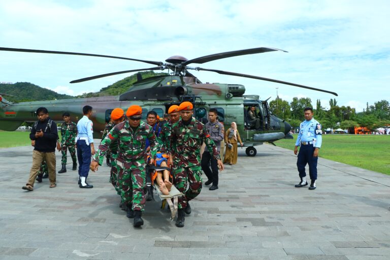 Helikopter TNI AU Evakuasi 36 Orang Lansia dan Anak-anak dari Desa Terisolir di Luwu