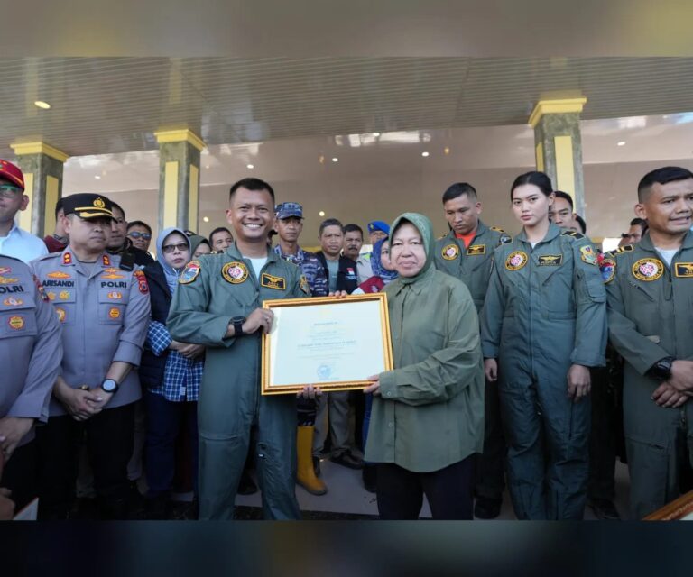 Danlanud Sultan Hasanuddin Terima Piagam Penghargaan Dari Menteri Sosial RI Atas Peran Dan Kontribusi Membantu Korban Banjir