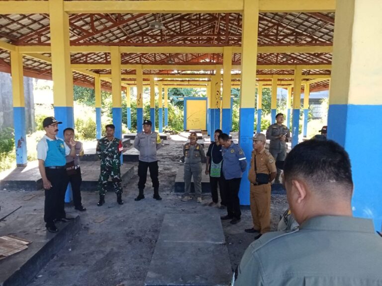 Babinsa Koramil 1710-02/Timika Bersama Bhabinkamtibmas, Satpol PP dan Disperindag Melaksanakan Penertiban Pasar 