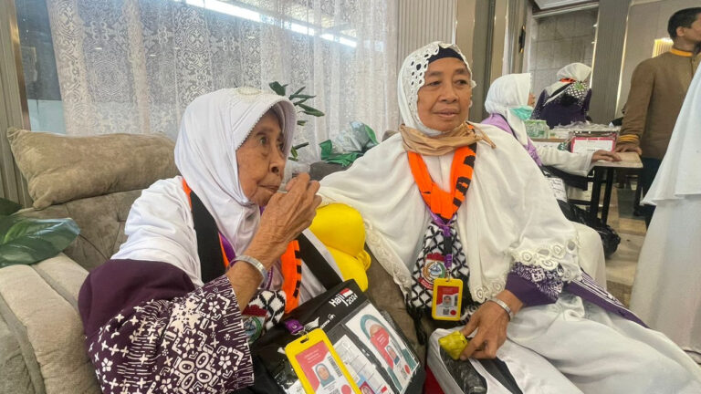 Nurjanah Senang Berhaji Bersama Ibunda, Kagum Petugas Utamakan Lansia