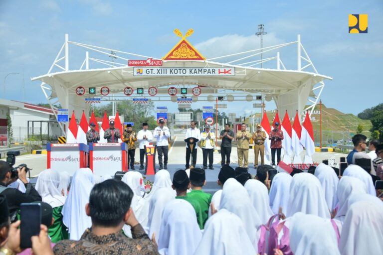 Tingkatkan Konektivitas Riau-Sumatera Barat, Presiden Jokowi Resmikan Tol Bangkinang-XIII Koto Kampar