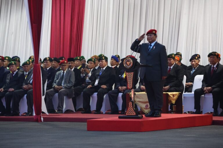 Halalbihalal Akabri, Menhan Prabowo Pimpin Upacara Parade Senja di Kemhan