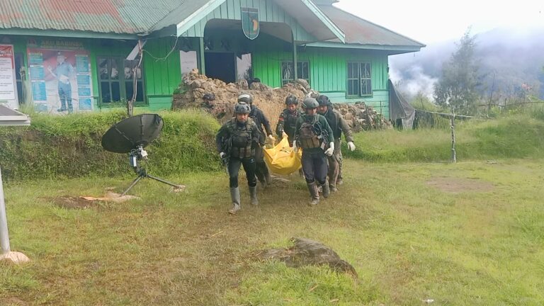 Pasukan TNI Polri Berhasil Evakuasi Jenazah Alexsander Parapak Korban Penembakan OPM