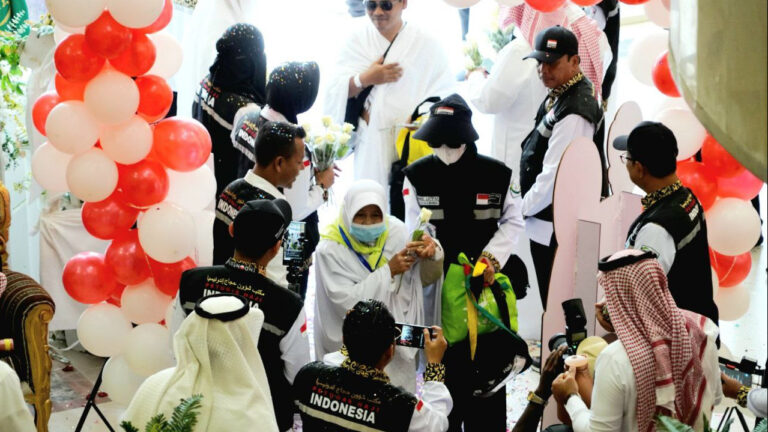 Bahagianya Jemaah Haji Indonesia Tiba di Makkah, Disambut Ramah dan Peroleh Smartcard