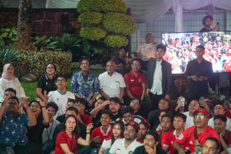 Dukung Perjuangan Timnas Indonesia U-23 Tembus Olimpiade 2024 Paris, Ribuan Suporter Padati Kemenpora