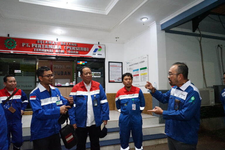 Dirut Pertamina Patra Niaga Turun Langsung Cek Kondisi Pipa Tuban