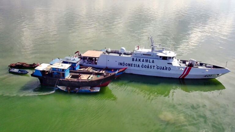 Bakamla RI Geledah Tiga Kapal Tambang Pasir Ilegal di Perairan Karimun