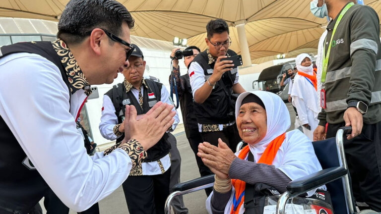 Tiba di Jeddah, Irjen Apresiasi Layanan Fast Track dan Turut Layani Jemaah