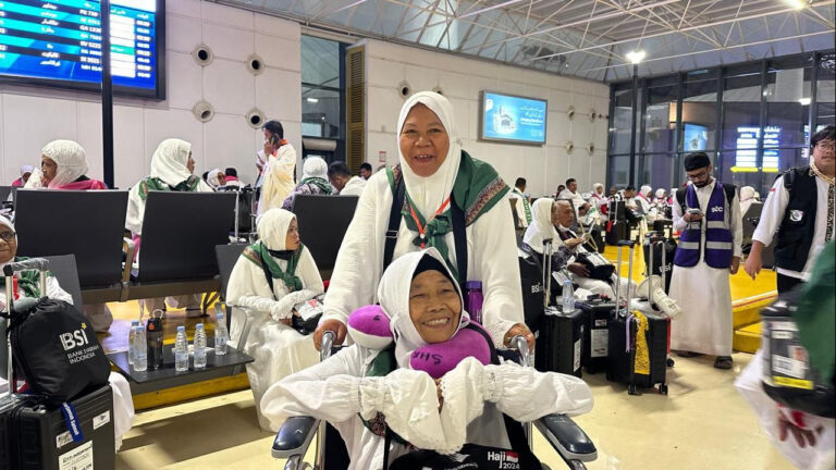 Ibu Lurah Romlah, Doakan Warganya Bisa Berhaji Saat di Tanah Suci