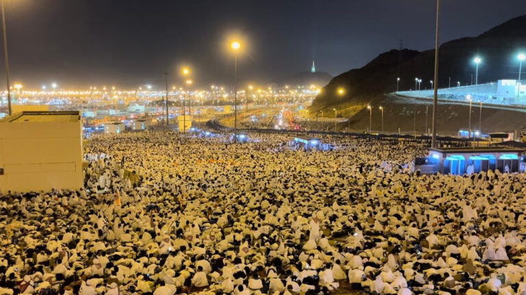Jemaah Haji Mabit di Muzdalifah Setelah Wukuf di Arafah
