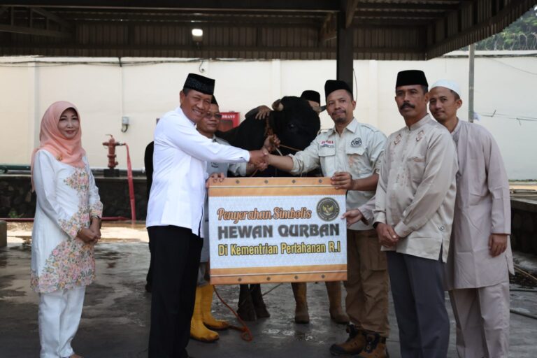Plt. Sekjen Kemhan Serahkan Hewan Kurban Idul Adha di Kompleks Kemhan Cawang