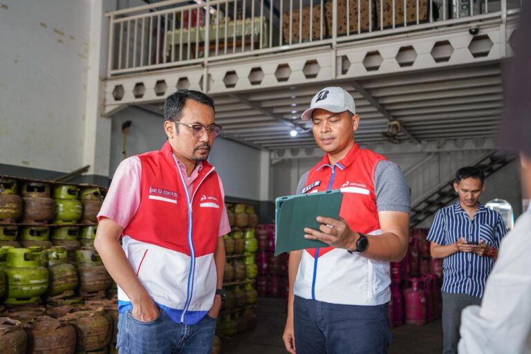 Direktur Pemasaran Regional PT Pertamina Patra Niaga Mars Ega Legowo Putra (kanan) memantau pencatatan LPG 3kg (istimewa)