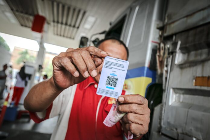 Ilustrasi gambar: Petugas SPBU menunjukkan QR Code Pertalite (Istimewa)