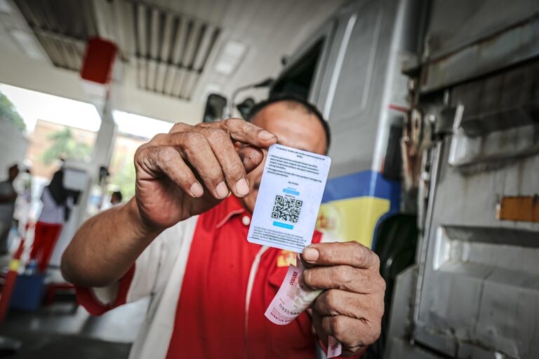 Ilustrasi gambar: Petugas SPBU menunjukkan QR Code Pertalite (Istimewa)