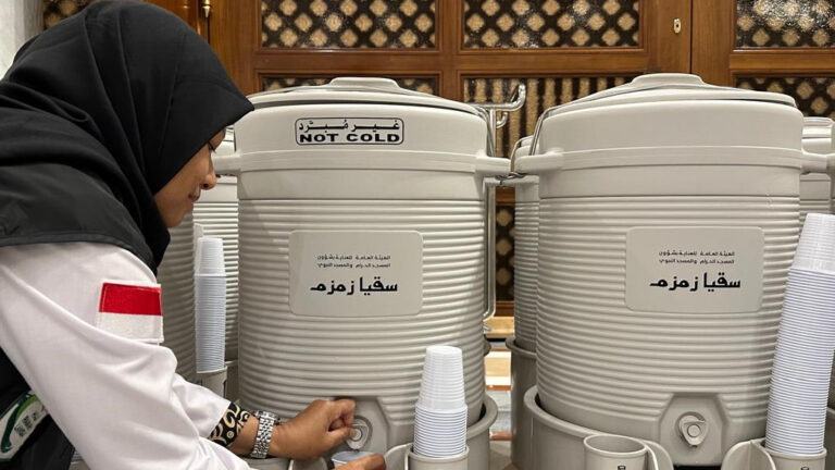 Ratusan Koper Milik Jemaah Tergeletak, Petugas: Ada Masalah Dibongkar Termasuk Air Zamzam