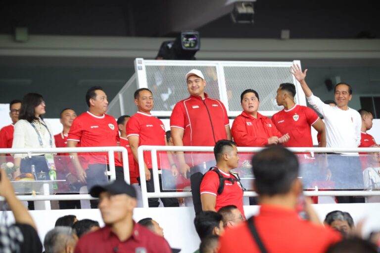 Menpora Dito Dampingi Jokowi Saksikan Kemenangan Timnas Indonesia Lawan Filipina 2-0