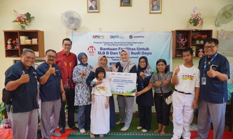 Jasa Marga Salurkan Bantuan Pendidikan ke Sekolah Luar Biasa Bagian B dan C Budi Daya Kasih Cijantung