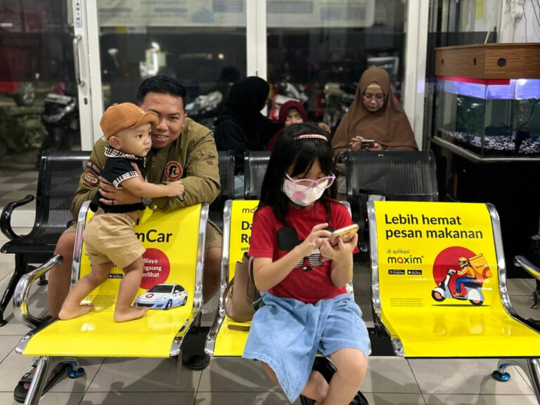 Dukung Kegiatan Bermanfaat, Maxim Bagikan Kursi Tunggu Gratis ke Beberapa Daerah di Indonesia
