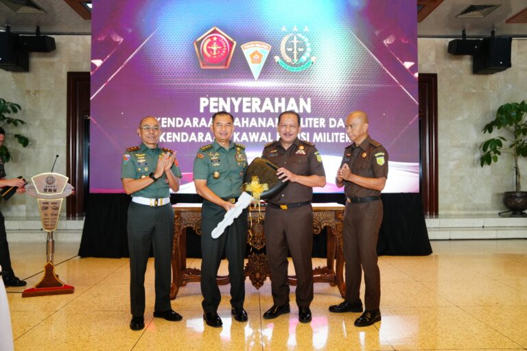 TNI Terima Hibah 10 Unit Mobil dari Kejaksaan RI