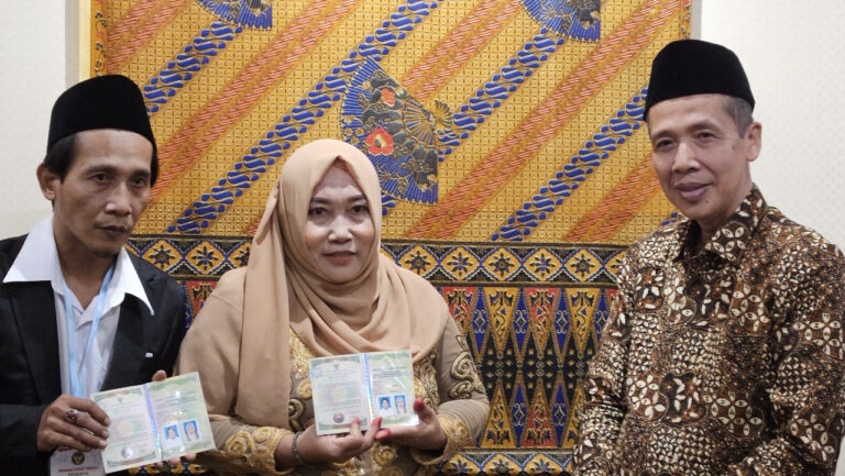 Kemenag Terbitkan Buku Nikah 35 Pasangan WNI di Malaysia