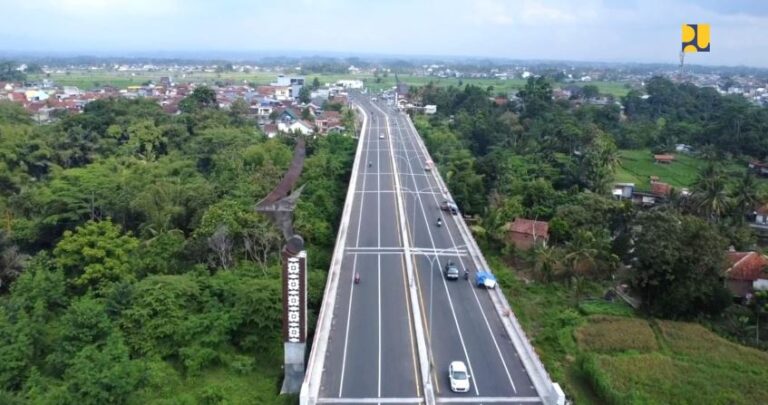 Jokowi Resmikan 22 Ruas Jalan Daerah dan 16 Jembatan Callender Hamilton di Banjar