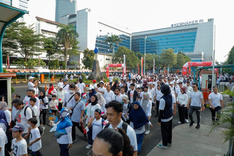 Peringati HUT RI ke 79 dan HUT Kemnaker ke 77, Kemnaker Gelar Jalan Sehat