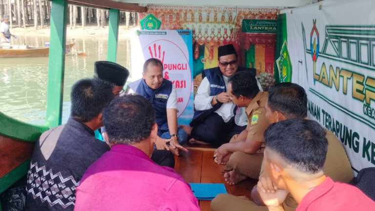 Kankemenag Lingga Lakukan Akad Ikrar Wakaf di Atas Perahu LANTERA