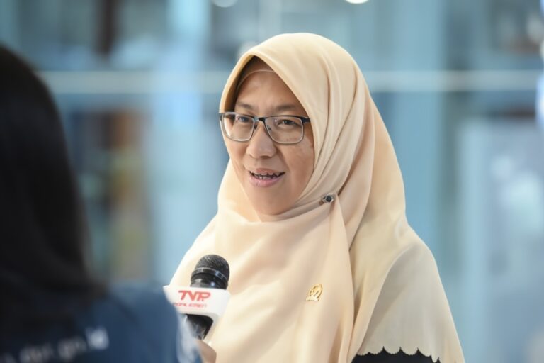 Pelantikan Rektor UPI Tak Gunakan Bahasa Indonesia, DPR: Kampus Harus Teladani Nilai-Nilai Kebangsaan