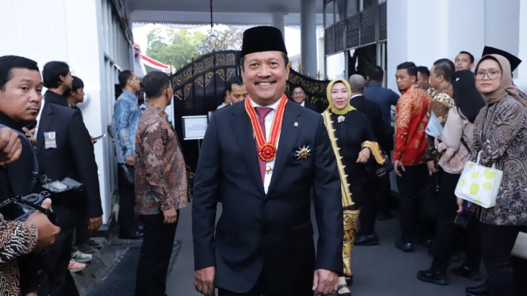 Menteri Trenggono Raih Bintang Mahaputra dari Jokowi
