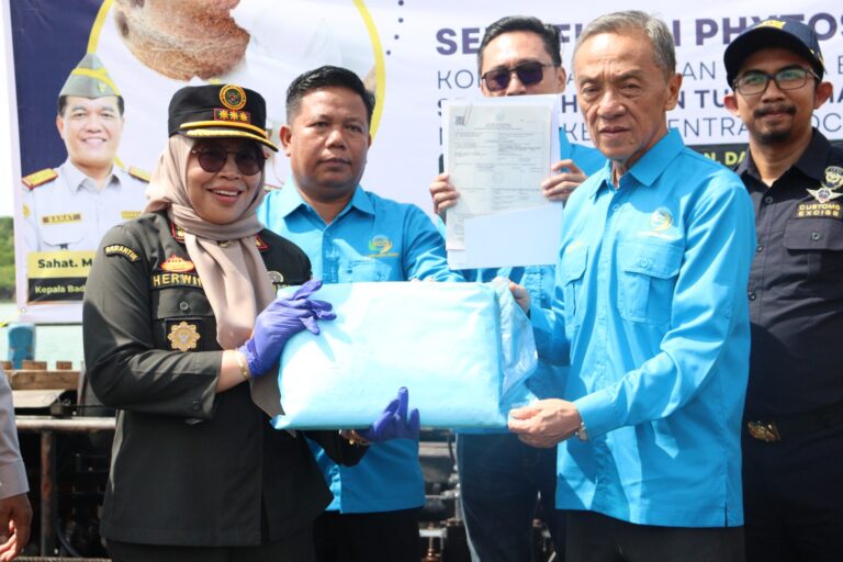 Karantina Kepri Pastikan Kesehatan 20 Ton Santan Kelapa Asal Moro ke Malaysia Aman