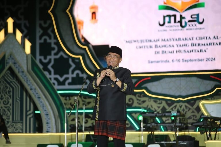 Tutup MTQ Nasional ke-30, Menko PMK Ajak Shalawatan Ribuan Masyarakat