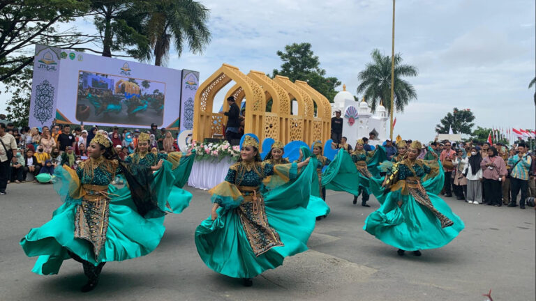 MTQ Nasional XXX Samarinda, Ribuan Warga Saksikan Parade Pawai Ta’aruf