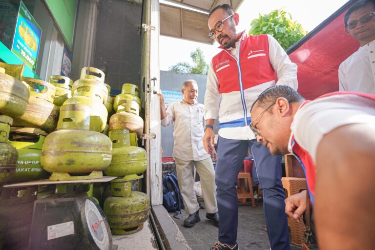 Dirut Pertamina Patra Niaga Tinjau Langsung Penyaluran LPG 3Kg di Tangerang Selatan