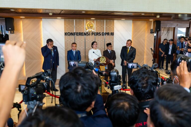 Akhiri Masa Bakti, Pimpinan DPR Bangga Citra DPR Naik
