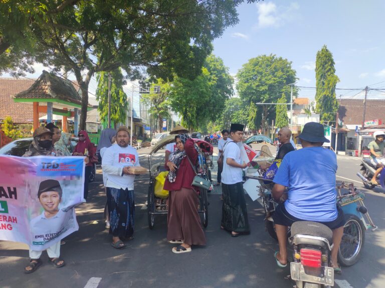 Jum’at Berkah, TPD Khofifah-Emil Lumajang Bagikan Nasi Kotak ke Tukang Becak dan PKL