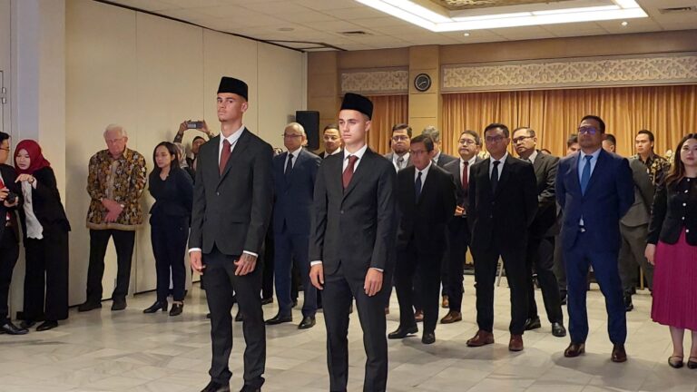 Dirjen AHU Pimpin Sumpah Naturalisasi Mees Hilgers dan Eliano Reijners