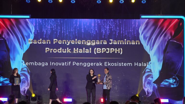BPJPH Kemenag Terima Penghargaan Lembaga Inovatif Penggerak Ekosistem Halal 2024